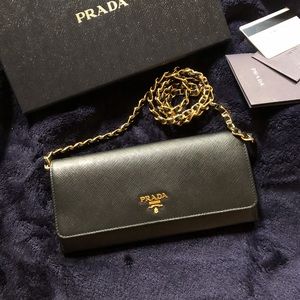 ❤️ PRADA Saffiano Metal Oro Chain Wallet Black ❤️